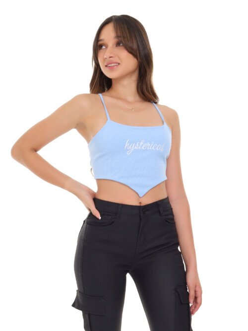 Blusa estilo crop top, espalda con tiras en trenzas.